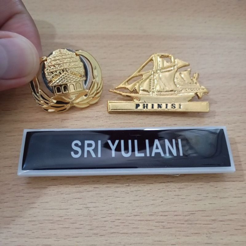 Paket Atribut ASN (Pin Korpri, Pin Phinisi dan Papan Nama Dada Magnet semua)