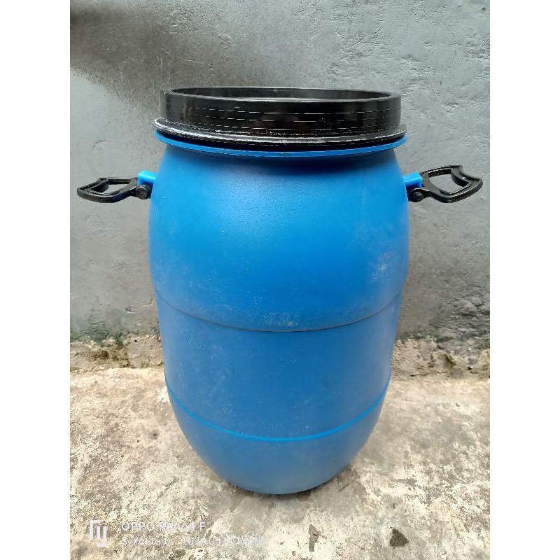 Tong biru/Drum plastik ukuran 30Liter Bekas sudah bersih.