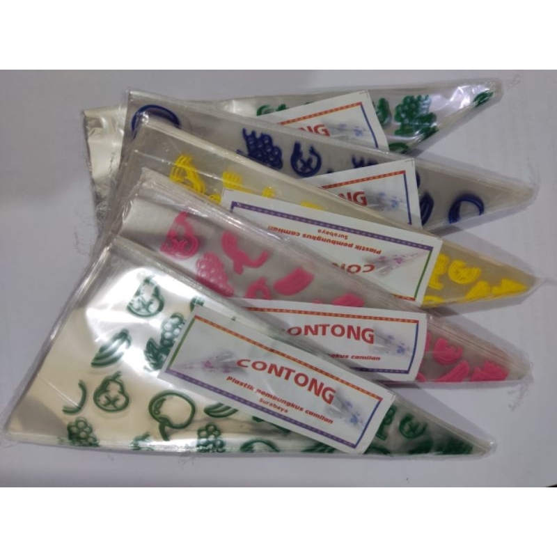 Plastik contong / segitiga / pembukus kacang  goreng / mete isi ±50 lembar