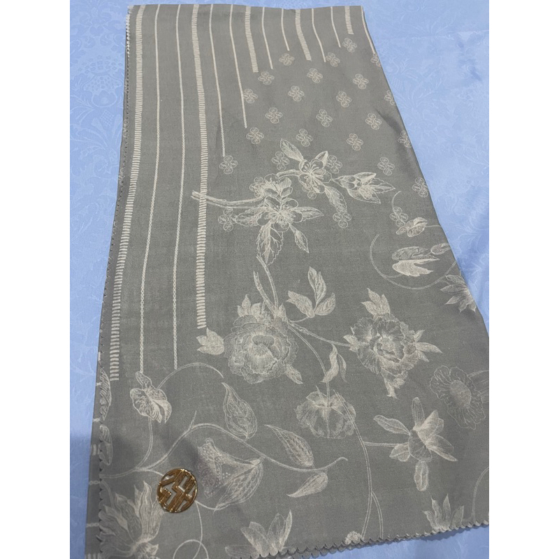 preloved zaskia sungkar jakarta scarf warna hijau