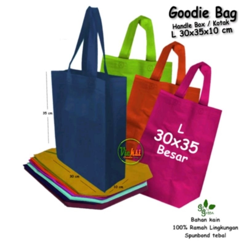 

Tas Spunbond Goodie bag Handle Box / Kotak Ukuran Besar L= 30x40x10 Kantong Kain belanja Parcel Sembako Shopping bag Goodybag Hampers Souvenir Pernikahan / Hajatan / Haulan / Tasyakuran Ramah Lingkungan Pengganti Plastik / Paper bag Bisa Custom Sablon