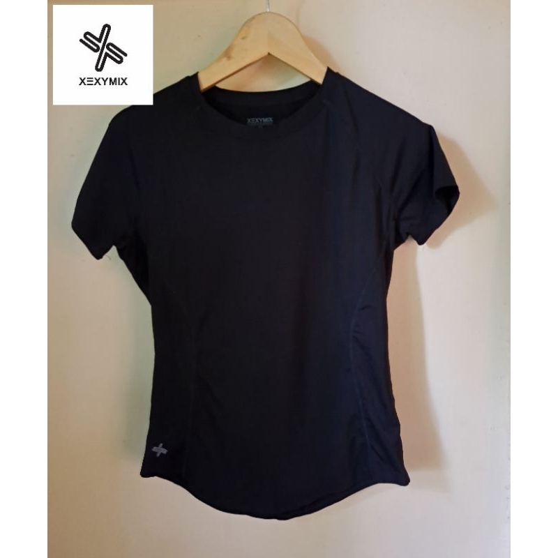 [PRELOVED/THRIFT] XEXYMIX KAOS ATASAN T-SHIRT SPORT OLAHRAGA WANITA HITAM PEKAT