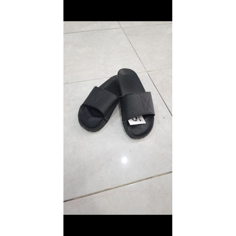 sandal slop cowok pria polos hitam