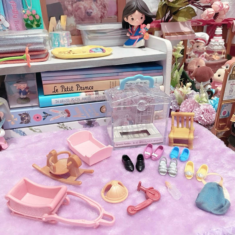 [SYLVANIAN CLOTHES & ACCESSORIES] family saloon car clear case acrylic display  mobil rocking horse 