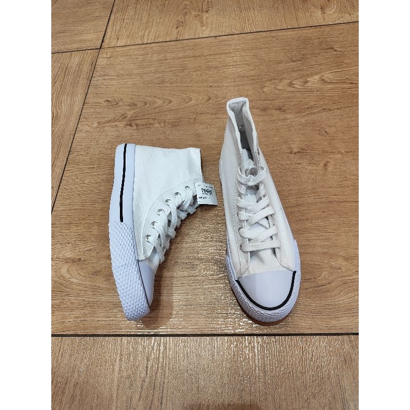 NEW Sneakees airwalk women legacee high white by payless