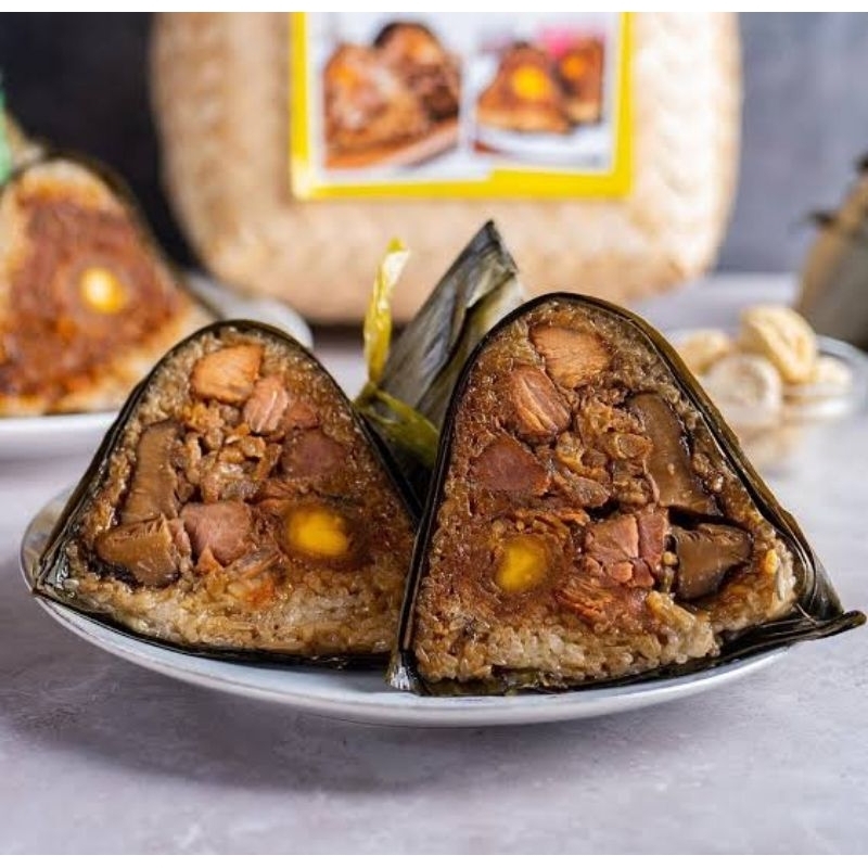

Bakcang Komplit Daging Babi Telur Asin Jamur Hebi Ketan Nasi