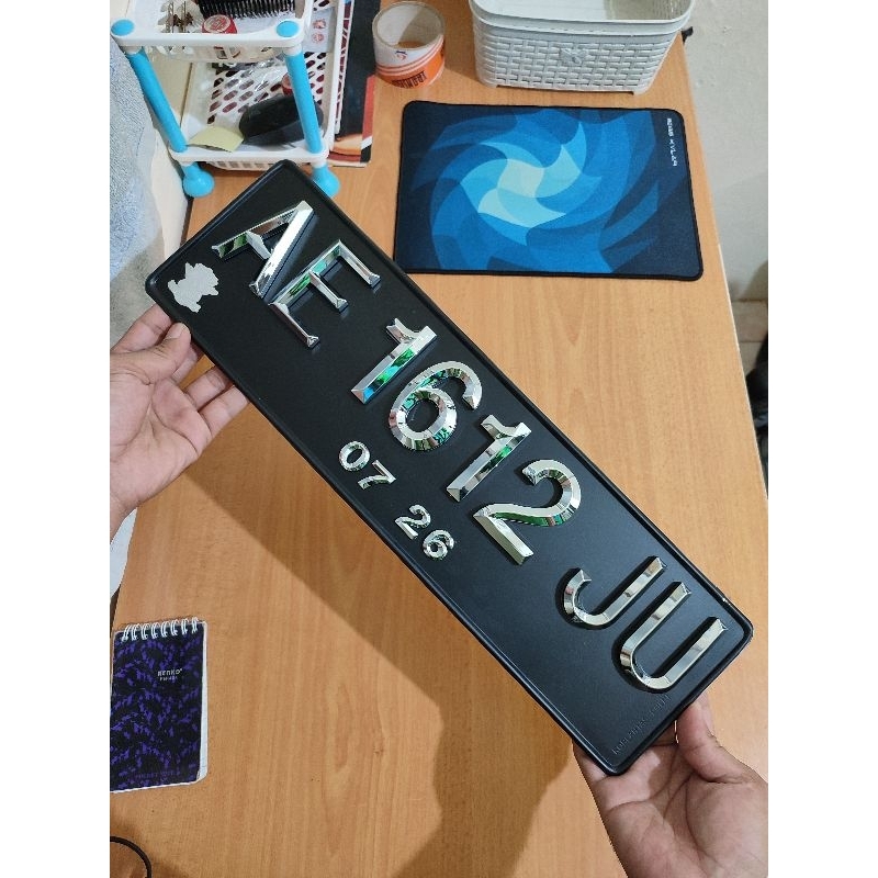 Mobil Huruf Timbul Chrome Dasar Hitam