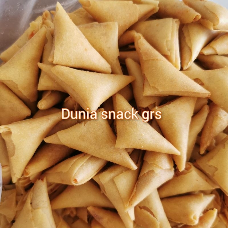 

Samosa kering isi abon ayam 1 Kg rasa pedas manis / Samosa premium