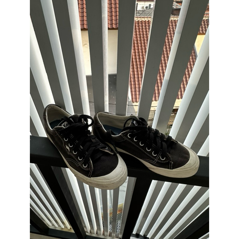 PRELOVED KEDS sepatu wanita hitam kekinian
