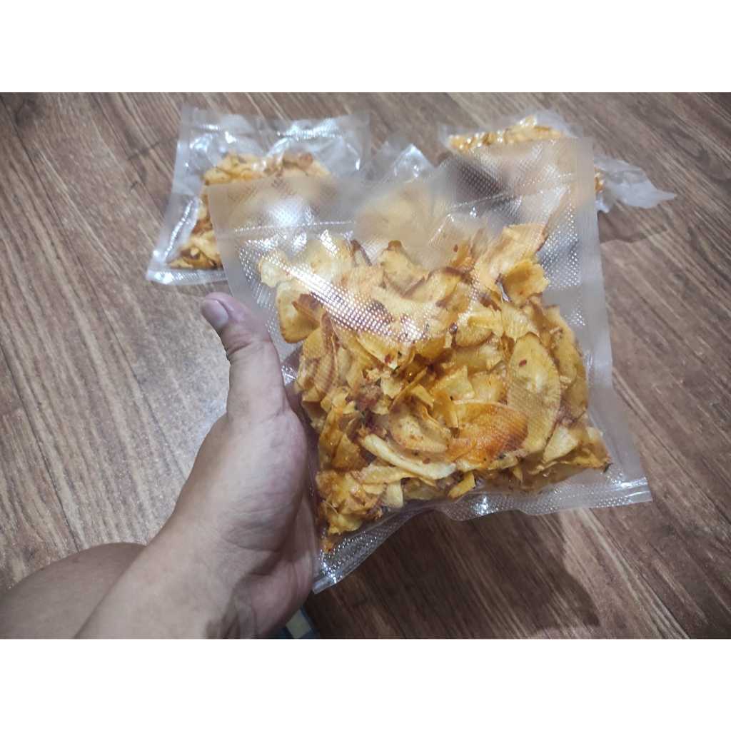 

Kripik Singkong Pedas Gurih, isi 200gr, kripik kriuk cocok untuk camilan ataupun tambahan makan bakso dan sate padang(rasa kripik sate padang)