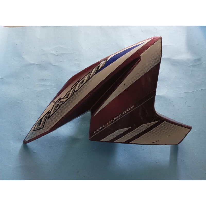 Shroud sayap tangki Bagian kanan motor yamaha vixion new 1pa original