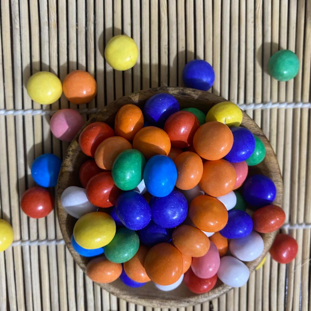 

Biskuit Bola Pelangi Warna Warni Coklat Telur Cicak Permen 1 kg 250 gram 500 gram