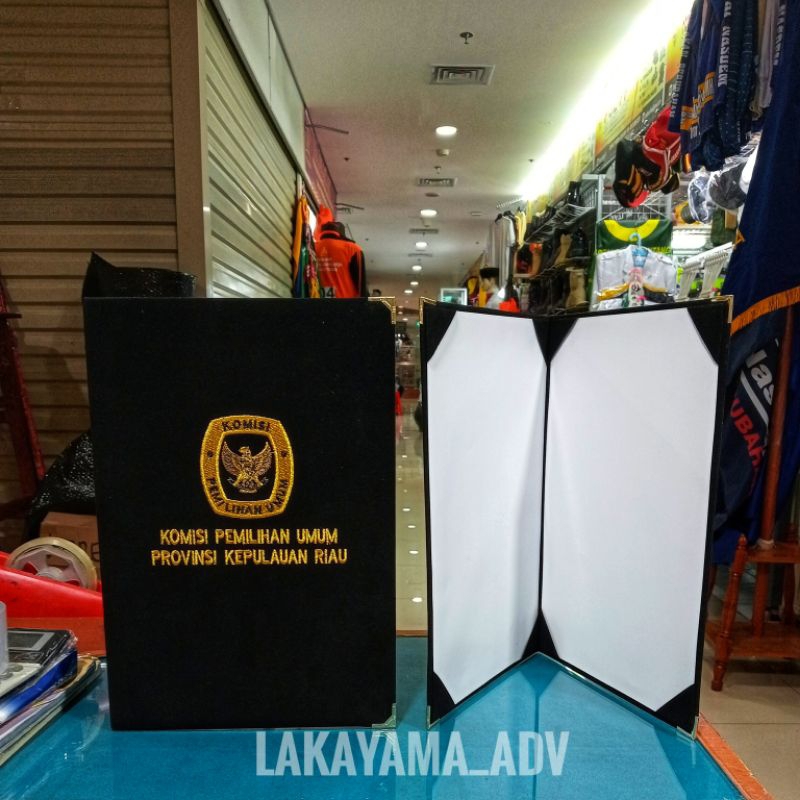 

map beludru costum logo KPU dengan proses bordir benang emas