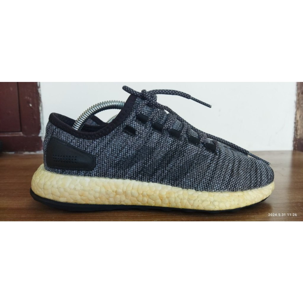 SEPATU SECOND ADIDAS BOOST BLACK SIZE 36,5