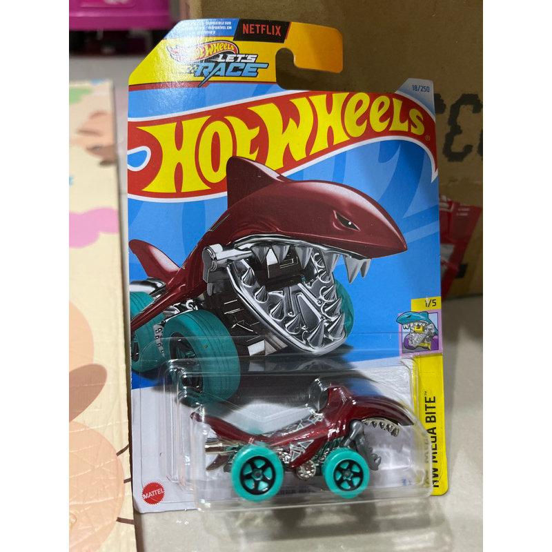 shark bite hotwheels marun race