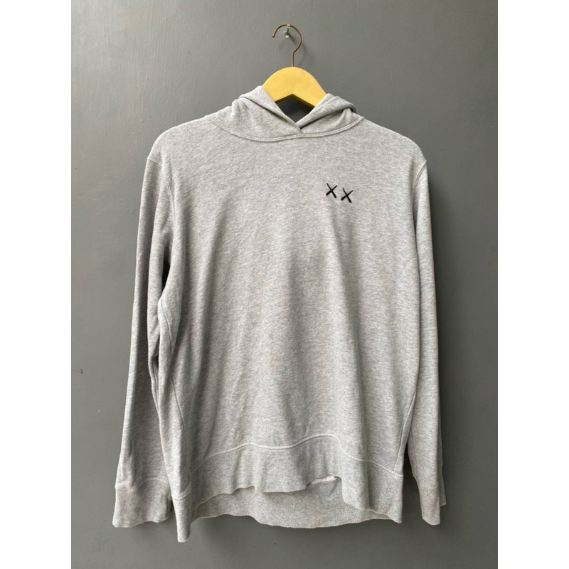 SWEATER UNIQLO KAWS X SESAME STREET