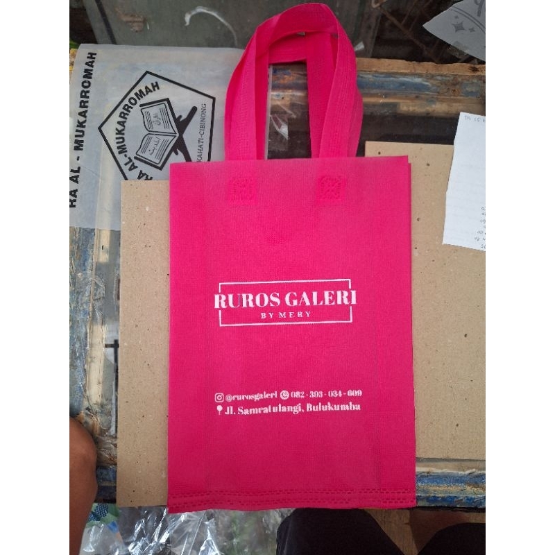 

ECOGI 20x25x8cm TAS SPUNBOND / GOODIE BAG COSTUM SABLON