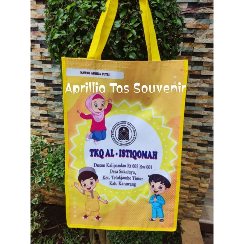 

Tas Souvernir, Goodie Bag Wisuda, Tas Hampers, Tas Kelulusan.