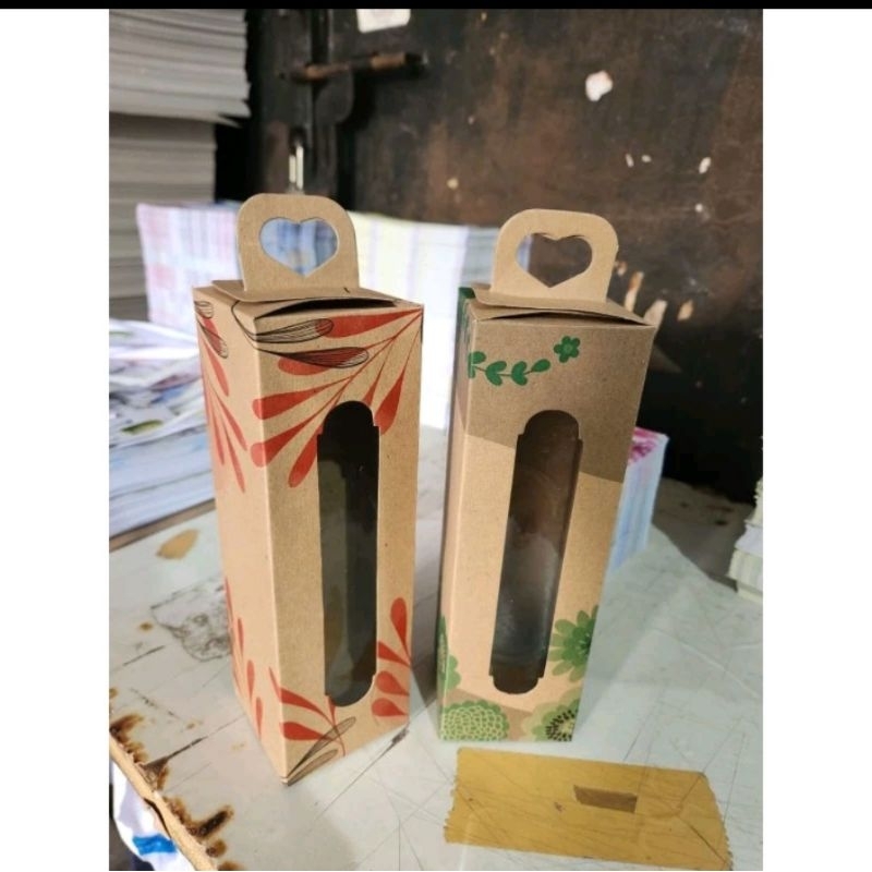 

BOX BOTOL SOUVENIR 7x7x21 CM dan 9x9x14.5 CM FULL COLOR BOX KEMASAN HAMPERS PERNIKAHAN HADIAH DLL