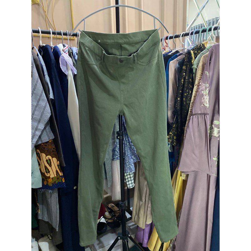 PRELOVED CELANA UNIQLO