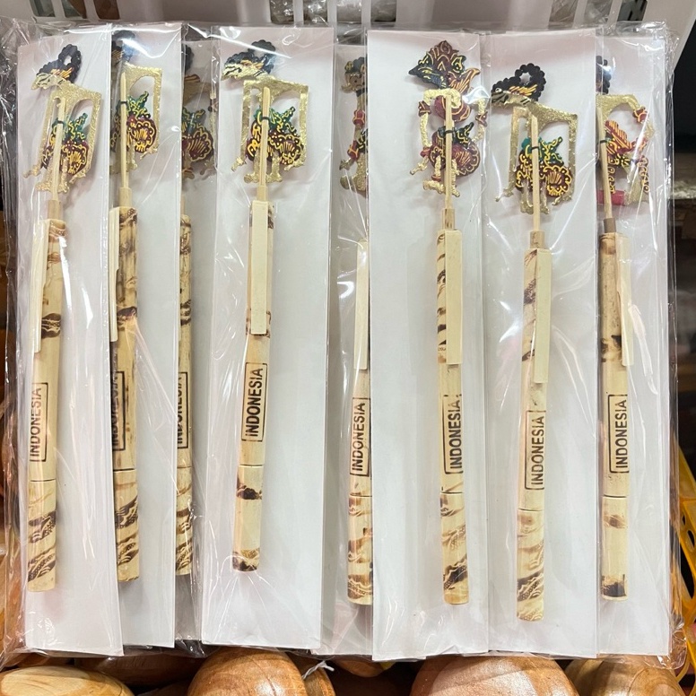

KODE G59Z Pulpen wayang kulit 1 kodi isi 2pcs Pulpen bambu wayang souvenir oleh oleh khas jogja indonesia