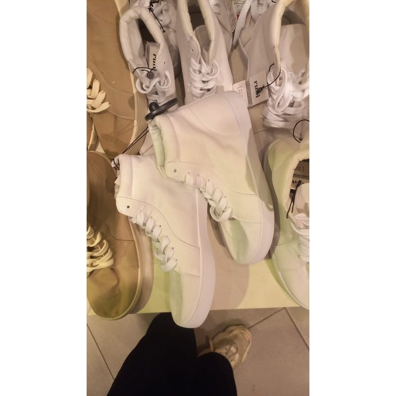 Sepatu Rubi Putih