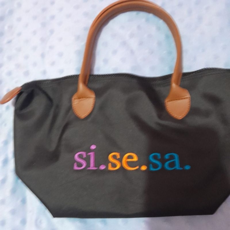 Tas sisesa preloved size small tulisan sisesa nya ada di depan dan belakang