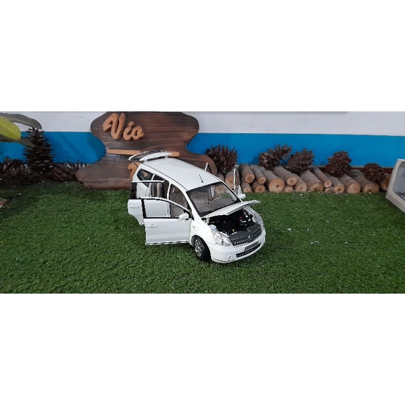 Diecast Miniatur Nissan Grand Livina putih skala 1:18