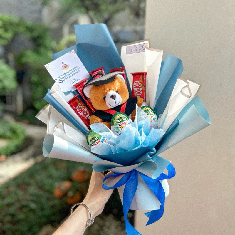 

(Ready) Buket Coklat Kinder Joy & Kitkat | Buket Wisuda, Buket Snack, Chocolate Bouquet