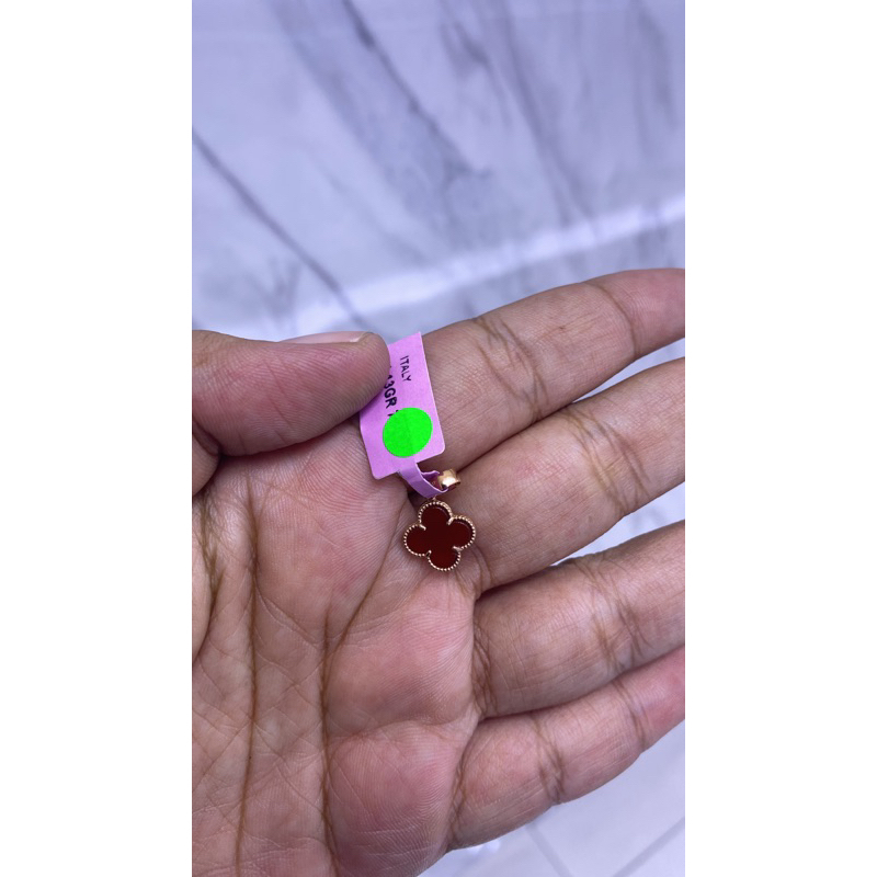 

liontin bunga merah maroon