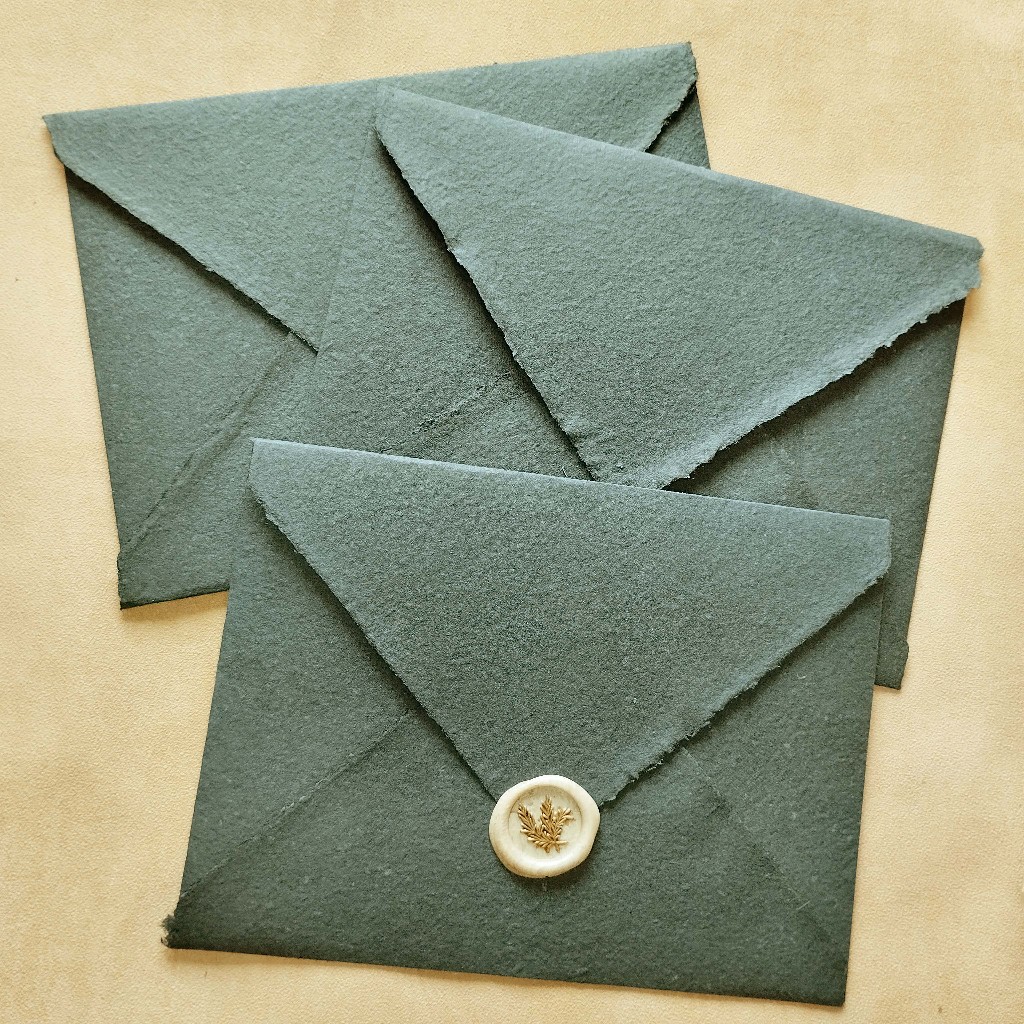 

Amplop Daur Ulang Kertas Handmade Premium Warna Graphite Black Green (Mohon Baca Keterangan)