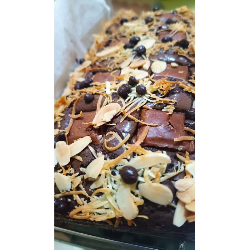 

BROWNIES PANGGANG MIX TOPPING(Coklat, keju, Almond Slice)
