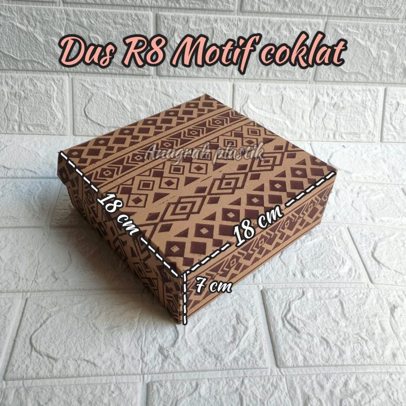 

Dus R8 Motif Batik Monokrome / Dus uk 18 x 18 Coklat Kraft PER 10 PCS