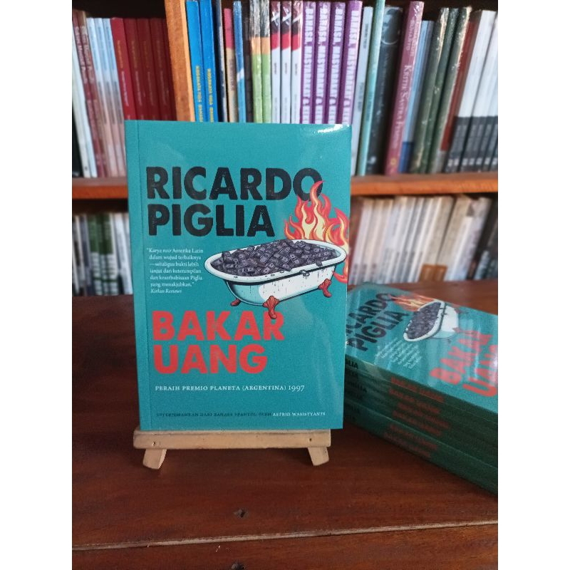 Bakar Uang - Ricardo Piglia