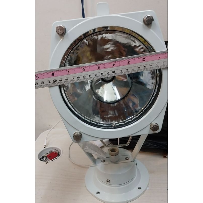 Lampu sorot kapal TG9