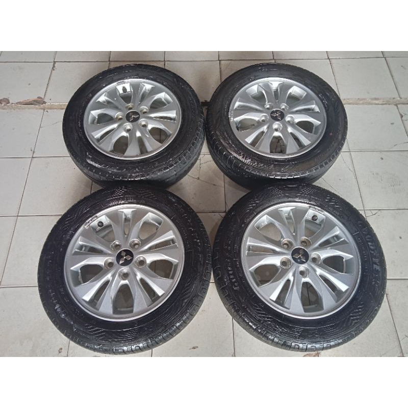 Pelek Bekas Copotan New Livina Ring 15 dan ban 185 65 15 lebar 5,5 Lubang 5x114 velg mobil Ertiga lu