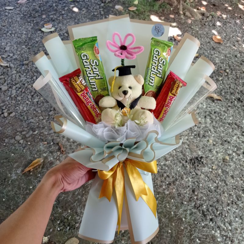

Buket boneka wisuda mix snack. tinggi 55 cm lebar 35 cm