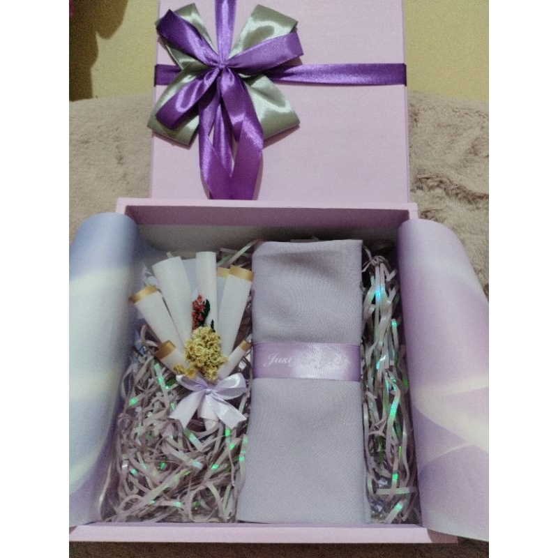 

Hampers Hijab Ungu Kado Terindah Istri Purple Lovers