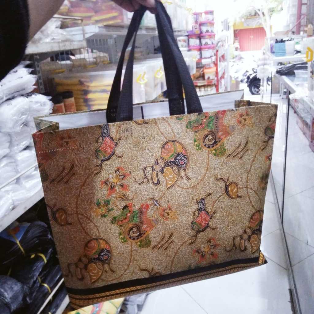 

Tas Spounbond Thermal Silicone 36x12x31 / Tas tenteng kiky / Tas Batik Carat