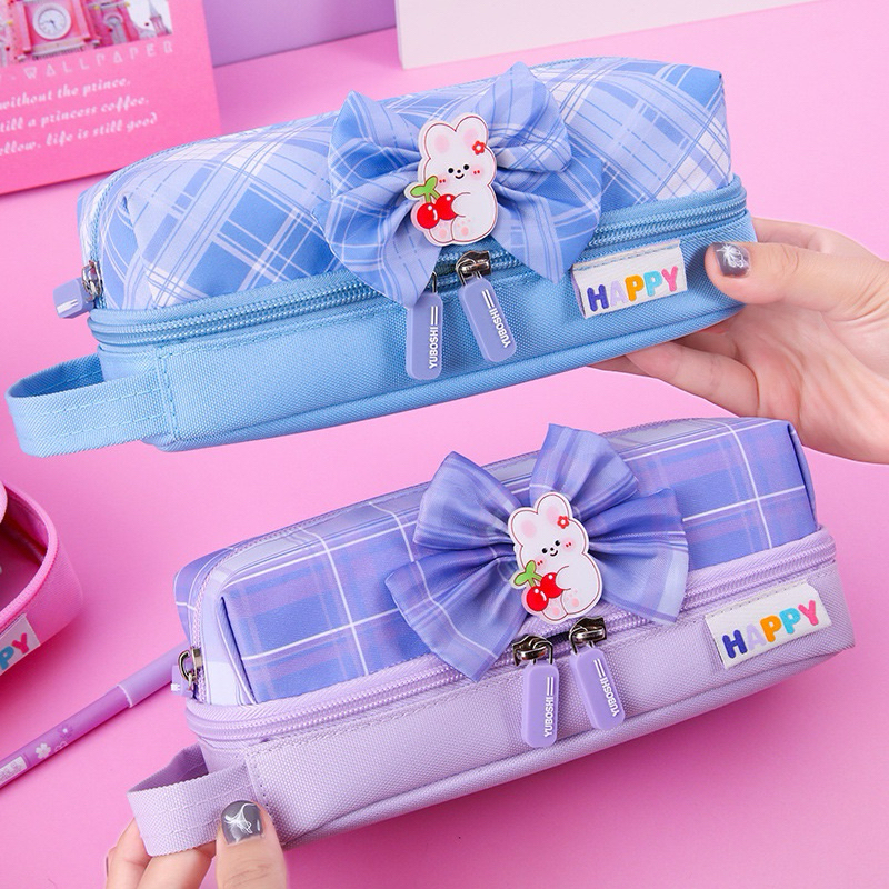 

Tempat pensil ukuran besar motif lucu , 2 susun bahan kain, sudah termasuk pin akrilik bentuk beruangnya Stationery