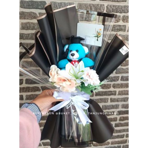 Buket Bunga Lliy Putih dan Boneka Wisuda Biru Kertas Warna Hitam