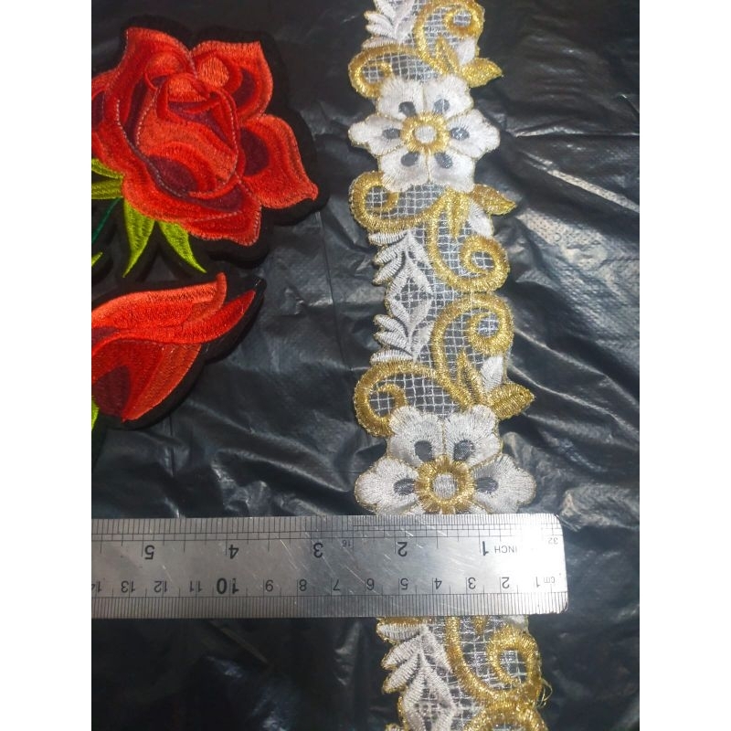 Renda bordir warna putih, gold lebar 4cm panjang 5 yard harga per 90cm  12000