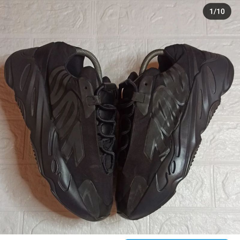 adidas yeezy 700 full black