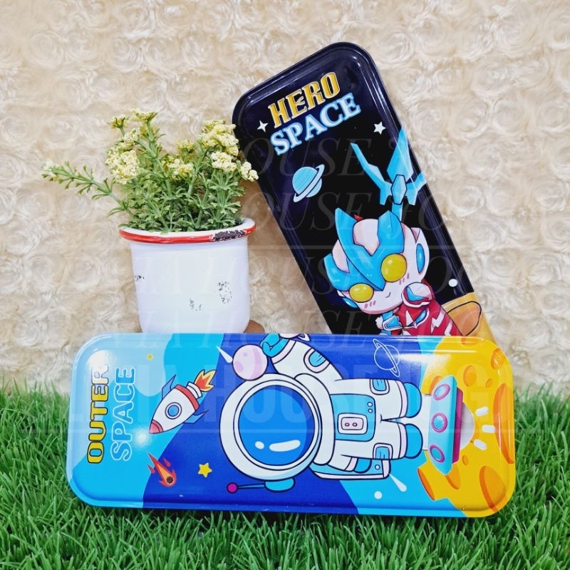 

Pensil Case Kaleng B3220 Astronot Tempat Pensil Kaleng Ultramen Kotak Pensil Kaleng