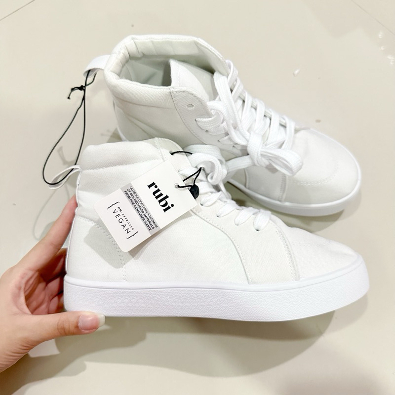 rubi sepatu putih tinggi 7628
