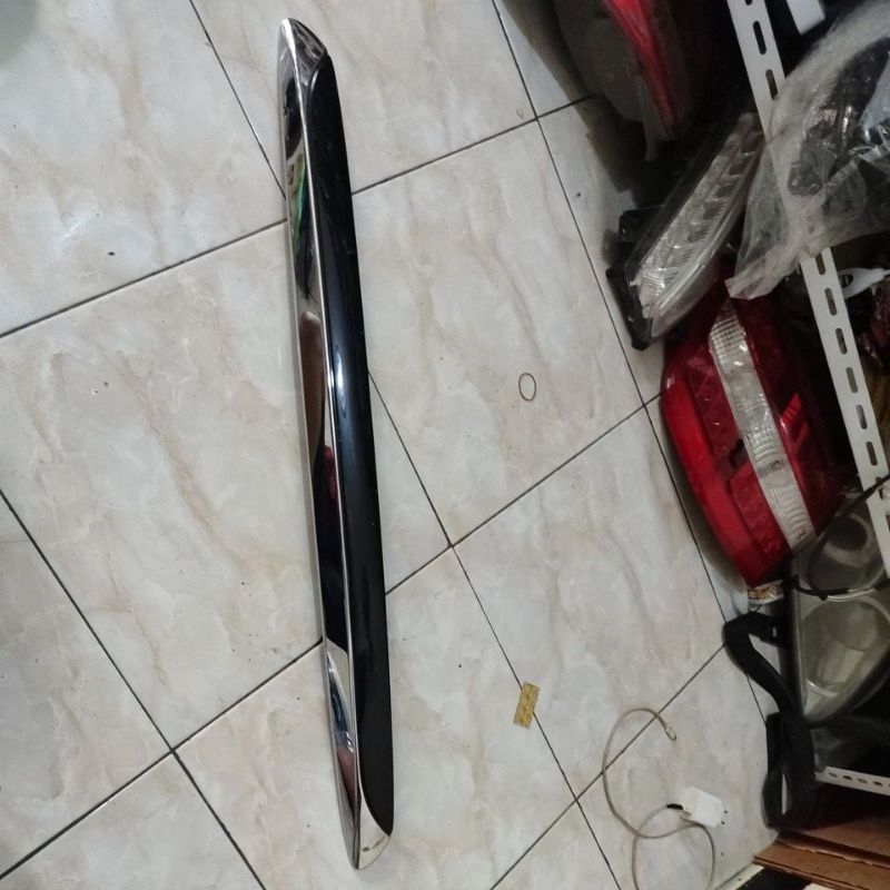 trunklid lis bagasi toyota sienta q original