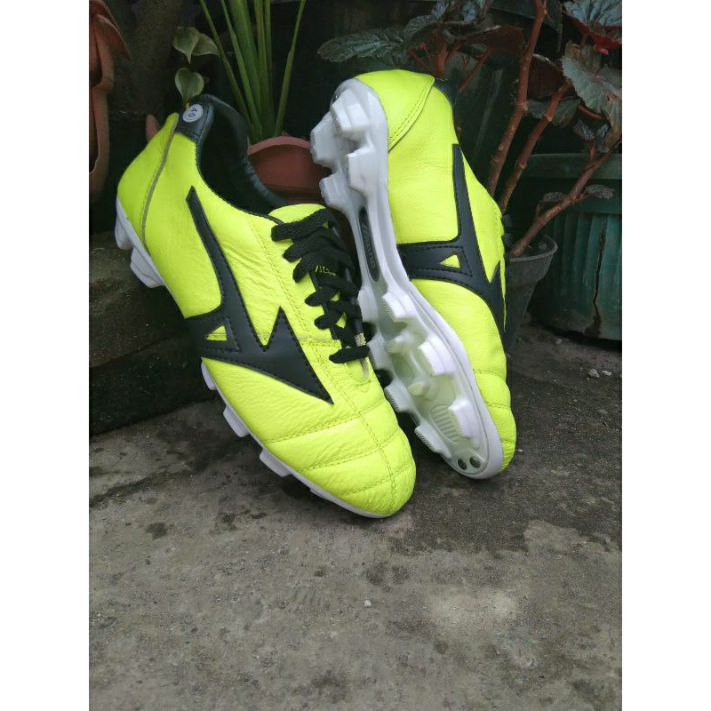 sepatu bola kulit sapi