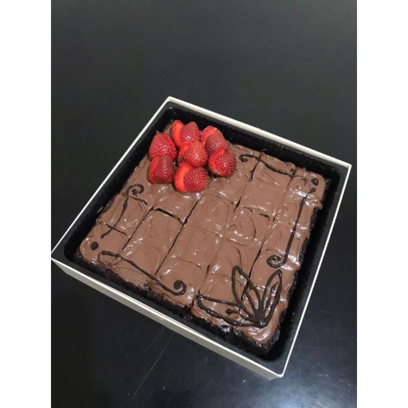 

Fudgy Brownie Nutella spread with fruits 20x20cm