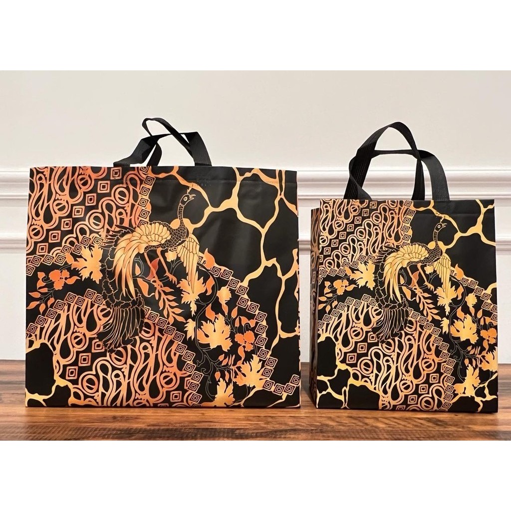 

TAS BELANJA GOODIEBAG LAMINASI BATIK NUSANTARA INDONESIA SPUNBOND HAMPERS wadah tempat kado SOUVENIR (Eceran) Standing Box