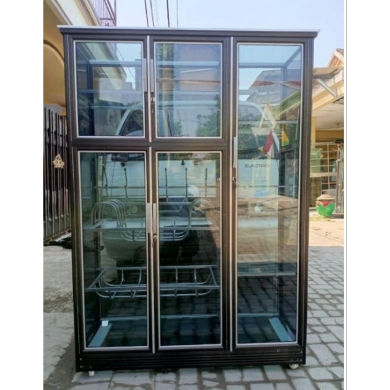 Rak piring kaca lemari dapur